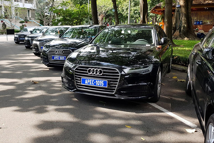 Cuối cùng là mẫu SUV Audi Q7 quattro phiên bản giới hạn phục vụ APEC. Mẫu xe nổi bật với gói ngoại thất S-line. Chiếc Q7 phiên bản đặc biệt được trang bị đèn LED Matrix, hệ thống loa BOSE, đèn nội thất, khóa điện cho tất cả các cửa tích hợp công nghệ hiển thị trên kính chắn gió (head-up display) vành hợp kim nhôm 19 inch. Audi Q7 2.0 TFSI quattro có công suất 252 mã lực với dải mô-men xoắn lên tới 370 Nm.