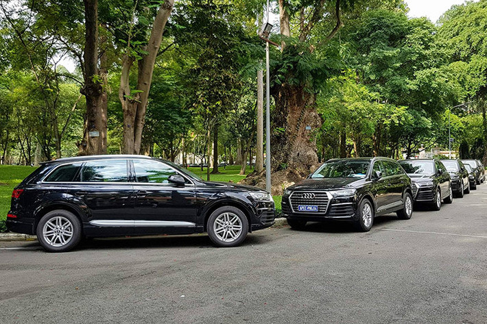 Audi Việt Nam đã bàn giao cho Hội nghị cấp cao APEC 2017 gần 400 xe sang gồm cả xe sedan và suv thuộc các dòng A4, A6, Q7 và A5 Sportback. Đại diện Audi Việt Nam cũng khẳng định toàn bộ lô xe đang được bán lại, không phải thanh lý hay hóa giá và à hiện Audi đã bán hết các dòng Q.5, Q.7, chỉ còn lại các dòng A4, A5, A6.