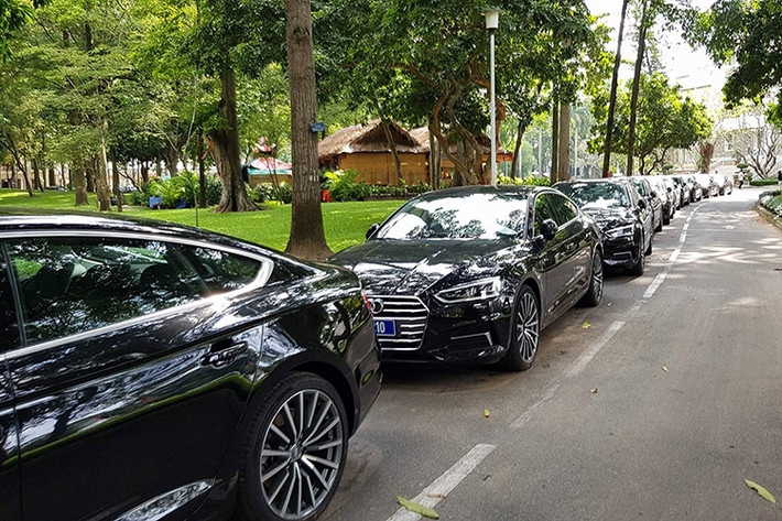 Phía nhà phân phối cho biết, Audi AG đã sản xuất những phiên bản giới hạn dành riêng cho APEC 2017 gồm có Audi A4 2.0 TFSI, A6 1.8 TFSI, Q7 2.0 TFSI quattro. Tất cả các mẫu xe đều được sơn màu đen. Đáng chú ý hơn cả là sự hiện diện của hai mẫu xe hoàn toàn mới A5 Sportback 2.0 TFSI quattro và Q5 2.0 TFSI quattro. Đây là hai sản phẩm chưa từng ra mắt thị trường ôtô Việt.