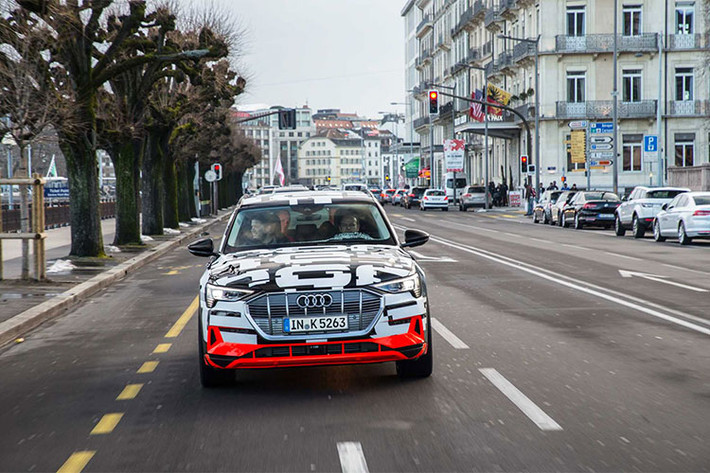 Audi sẽ cung cấp cho khách hàng e-Tron hệ thống sạc nhỏ gọn tiêu chuẩn sẽ có tính năng sạc với công suất lên đến 11kW, và hệ thống sạc nhanh có công suất 22kW sẽ là tùy chọn. Bên cạnh đó, xe còn có hệ thống có thể kết nối thông qua hệ thống Wi-Fi của gia đình và cung cấp chức năng sạc thông minh với hệ thống quản lý năng lượng ngay tại nhà.