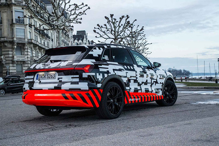 Về ngoại hình, mẫu xe SUV Audi e-tron chạy điện mang trên mình bộ lưới tản nhiệt Singleframe đặc trưng của Audi, đèn pha LED, hệ thống đèn định vị ban ngày LED trông có vẻ phức tạp và đèn hậu LED liền khối.