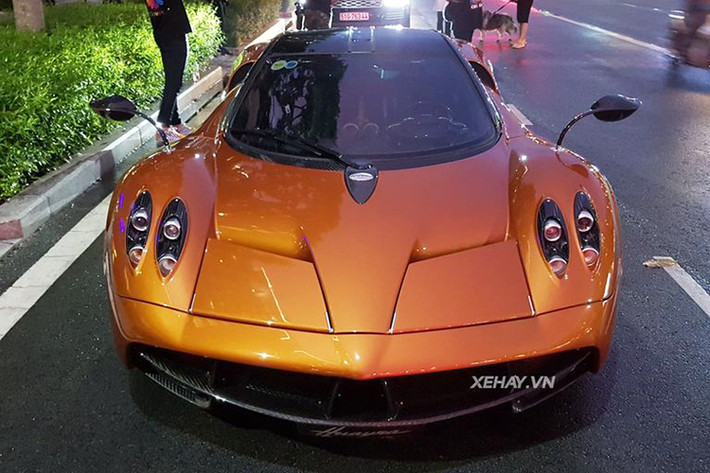 Trước 1/7/2016, giá siêu xe Pagani Huayra khi về đến Việt Nam lên đến gần 80 tỷ đồng thế nhưng đến thời điểm hiện tại, chưa rõ giá của chiếc siêu xe này sẽ tăng lên bao nhiêu khi được đại gia Minh Nhựa đưa về Việt Nam. Tuy nhiên, nếu tính ra mức giá mà đại gia siêu xe này bán ra tại thị trường Việt Nam thì nó vẫn "khá hời" cho người chủ sở hữu.