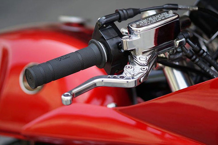 Hệ thống phuộc trước của chiếc Honda CB400SF độ cafe racer này đã được phục hồi lại, trong khi phuộc sau thay bằng hàng độ có thể điều chỉnh được và phối hợp cùng lốp Pirelli Diablo Rosso để đem tới cho chiếc xe cảm giác lái ổn định, thú vị hơn.