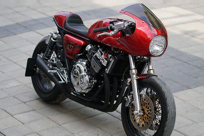 Phối hợp cùng những linh kiện được mạ bóng, chiếc xe môtô Honda CB400 huyền thoại này đã có được kiểu dáng cafe racer cổ điển đầy tinh tế và "chất chơi" theo đúng yêu cầu của chủ nhân.