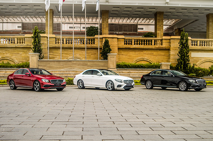 Động cơ nền của E350 AMG cũng đã rất mạnh mẽ khi cung cấp 299 mã lực và mô-men xoắn cực đại lên đến 400 Nm từ động cơ 2.0 L tăng áp đường nạp kép (twin-scroll), giúp xe tăng tốc 0 – 100 km/h trong vòng 5,9 giây. Giá xe Mercedes-Benz E350 AMG niêm yết 2,89 tỷ đồng, E350 AMG hiện đang là cái tên sáng giá nhất trong phân khúc xe sang cỡ trung tại thị trường Việt Nam.
