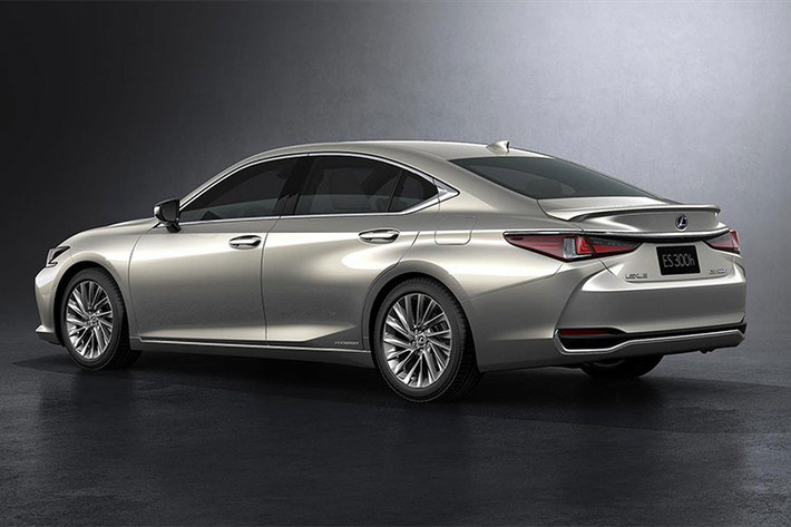 Cơ sở gầm bệ Toyota New Global Architecture (TNGA) GA-K sử dụng thép cường độ cao tương tự Camry và Avalon mới nên giúp Lexus ES 2019 giảm trọng lượng so với phiên bản cũ. Ngoài ra, mẫu sedan hạng sang cỡ trung này còn tăng kích thước. Cụ thể, chiều dài tổng của Lexus ES 2019 tăng 65 mm lên 4.975 mm, nhỉnh hơn cả đàn anh GS.