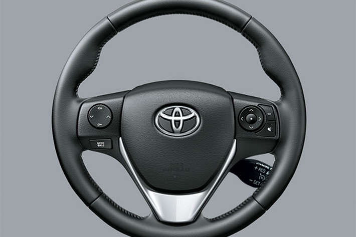 Các trang bị đáng chú ý trên Altis 2018 các bản CVT là điều hòa tự động 1 vùng, khởi động không cần chìa, vô-lăng tích hợp nút điều khiển âm thanh và hàng ghế sau gập theo tỷ lệ 60:40. Các bản cao cấp có ga tự động Cruise Control và ghế lái kiểu thể thao, chỉnh điện 8 hướng.