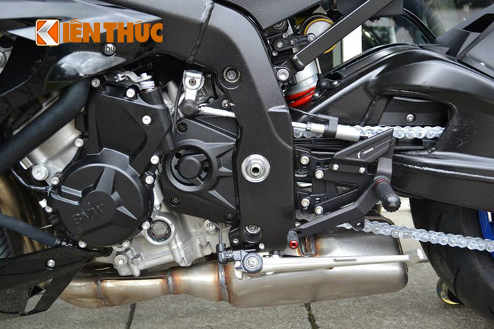 Bộ gảy chân số nguyên bản được loại bỏ, thay vào đó bộ số gãy Rizoma được CNC khá tinh xảo.