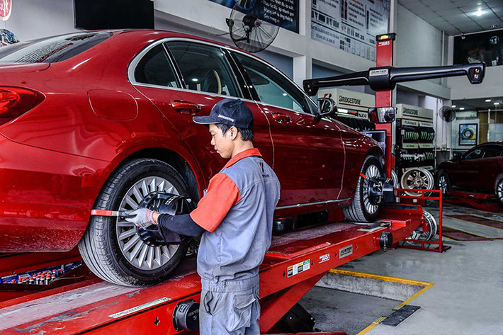 Trước khi kiểm tra xe ôtô chơi Tết Nguyên Đán 2019, đầu tiên ban hãy chú ý đến lốp. Nếu đã sử dụng lốp lâu hãy nên mang xe đi đến các trung tâm lốp xe uy tín để kiểm tra lốp như độ sâu của gai, hông lốp,... và nên thay thế lốp mới để đảm bảo an toàn trước khi có một hành trình dài.