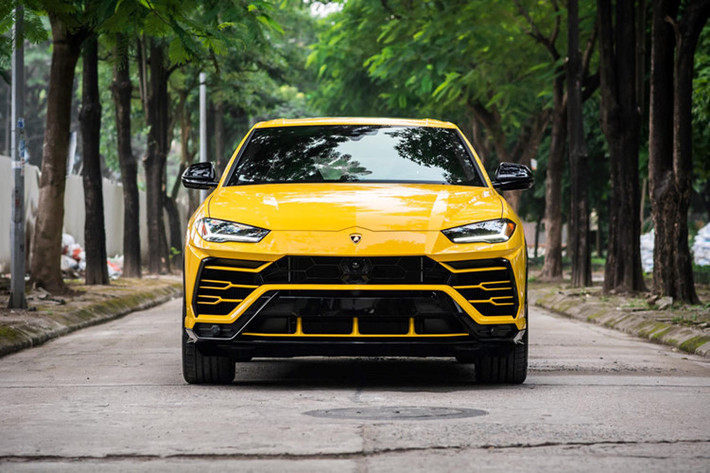Hiện chưa rõ khi nào công ty nhập khẩu xe sang ở Hà Nội mới bàn giao siêu SUV Lamborghini Urus cho Chủ tịch Trung Nguyên. Chỉ biết rằng, trong bộ sưu tập xe của ông Đặng Lê Nguyên Vũ có không dưới 120 siêu xe, SUV siêu sang, SUV hạng sang và giờ đây là siêu SUV Lamborghini Urus mới từng sở hữu dàn áo màu vàng độc đáo.