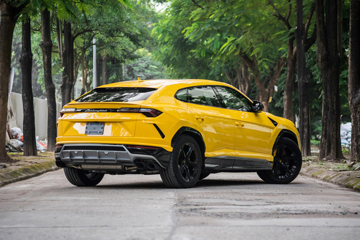 Siêu SUV Lamborghini Urus mới nhập khẩu này đổi màu sơn từ vàng sang xanh quân đội là chiếc đầu tiên nhập khẩu theo diện không chính hãng. Hai chiếc Lamborghini Urus về nước trước đó theo diện chính hãng.