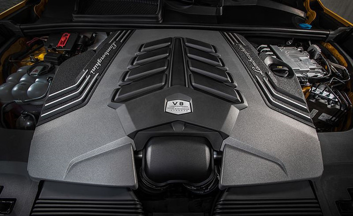 Cụm điều khiển của Lamborghini Urus bao gồm nút khởi động và chế độ lựa chọn lái Anima của xe với 6 tính năng lái như Strada (đường phố), Sport (thể thao) và Corsa (đường đua) khá quen thuộc trên các siêu xe của hãng. Ngoài ra, 3 chế độ mới tinh là Sabbia (đường cát), Terra (việt dã) và Neve (tuyết).