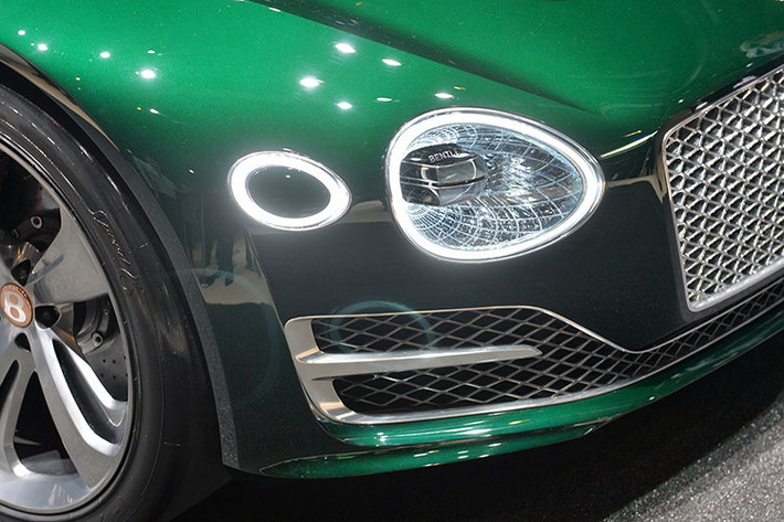 Về ngoại hình, theo Giám đốc Wolfgang Durheimer, Bentley EXP10 Speed 6 sẽ được thay đổi đèn pha và lưới tản nhiệt trước.