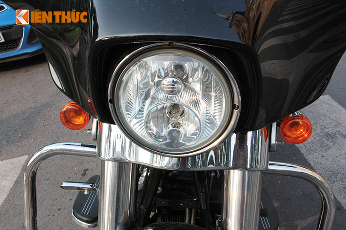 Street Glide có chiều dài 2.400 mm, chiều dài cơ sở 1.613 mm, chiều cao gầm 120 mm và có trọng lượng tịnh 340 kg. Đầu xe được thiết kế với ốp lớn rộng, đi kèm đèn xe cỡ lớn cùng kính chắn gió cho hành trình dài.