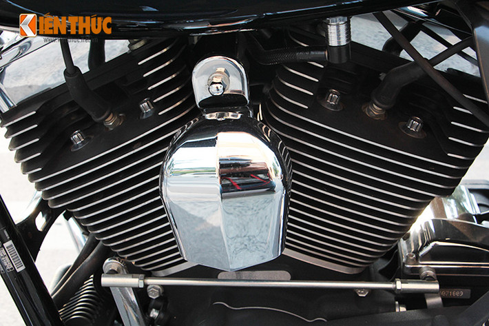 Streed Glide sở hữu động cơ Twin Cam 103 dung tích xi-lanh 1.690 phân khối làm mát bằng gió cùng hệ thống phun xăng điện tử ESPFI thế hệ mới.