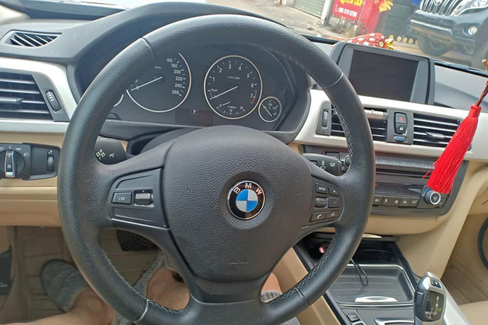 Trên phiên bản BMW 3-Series đời cũ này, tiện ích cũng mở ra một thế giới đa phương tiện mới khi tích hợp dàn âm thanh “hàng hiệu” 6 loa có cổng kết nối USB và giao thức kết nối Bluetooth. Khách hàng có thể tùy chọn dàn âm thanh 13 loa Harman Kardon cùng với màn hình 8,8 inch kèm bộ định vị, có chức năng kết nối internet nếu muốn.