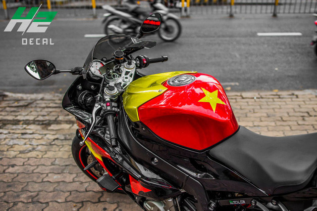 Mẫu siêu môtô BMW S1000RR đời mới được trang bị động cơ loại 1.000 phân khối 4 xy-lanh làm mát bằng dung dịch, công suất tối đa 199 mã lực, mô-men xoắn cực đại 112,4 Nm tại vòng tua máy 10.500 vòng/phút. Xe có 5 chế độ lái là Rain, Sport, Race, Slick và User...