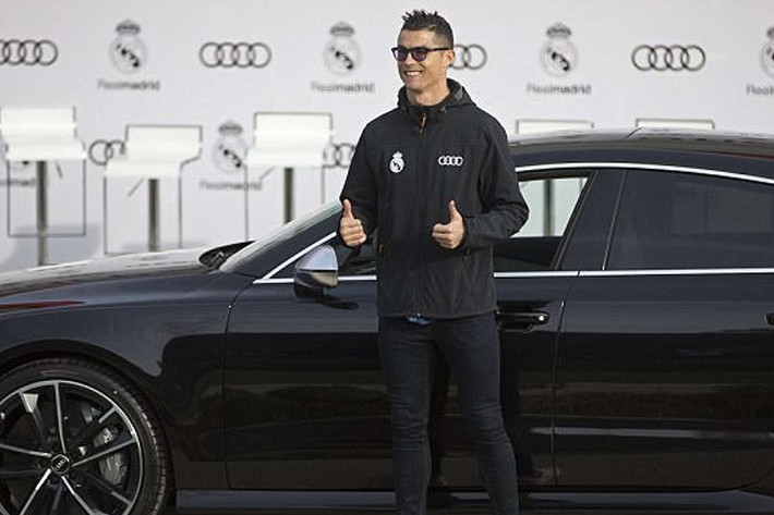 Sau khi đã phá vỡ kỷ lục ghi bàn tại Champions League, đem lại chiến thắng với tỉ số 6-0 cho Real Madrid trong trận gặp Apoel vừa qua, Cristiano Ronaldo đã được Audi trao tặng một chiếc xe thể thao mạnh mẽ, đó là chiếc Audi RS7 với động cơ 600 mã lực, với mức giá niêm yết khoảng 150.000 bảng Anh (tương đương khoảng 4,5 tỷ đồng).