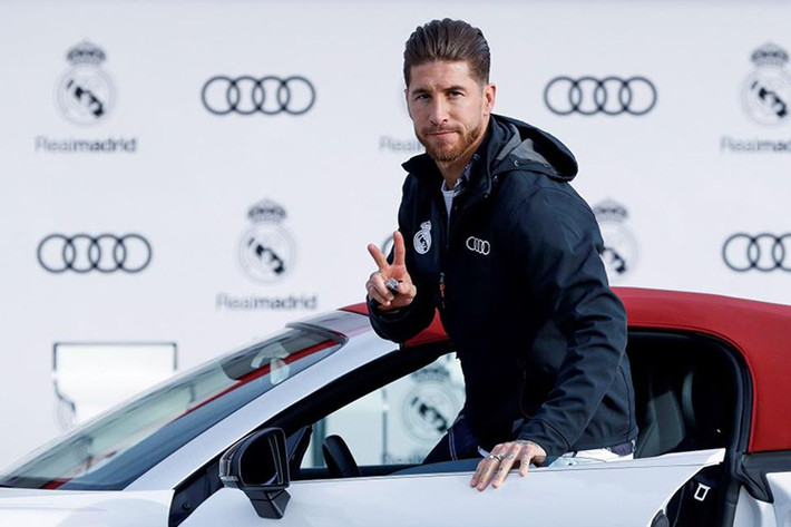 Trong khi đó, ngôi sao đội trưởng của đội bóng Hoàng gia là Sergio Ramos lựa chọn cho mình mẫu xe đắt tiền nhất. Đó là chiếc Audi R8 Spyder. Mẫu xe này có giá khoảng 200.000 bảng Anh (tương đương khoảng 6 tỷ đồng).