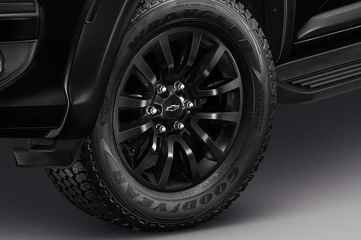 Ngoài ra, phiên bản đặc biệt của Chevrolet Colorado 2019 mới này còn có tay nắm cửa, cửa sổ, cản sau, vỏ gương ngoại thất, logo "Midnight" và bộ vành hợp kim 18 inch màu đen cùng lốp chạy mọi địa hình Goodyear Wrangler có kích cỡ 265/60 R18.