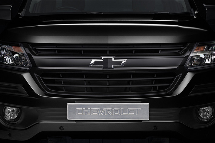Đúng như tên gọi, mẫu xe bán tải Chevrolet Colorado Midnight Edition 2019 đặc biệt mới được bổ sung nhiều chi tiết màu đen bên ngoài. Cụ thể, Colorado Midnight Edition 2019 được trang bị lưới tản nhiệt màu đen bóng với logo Chevrolet hình chữ thập "tông xuyệt tông".