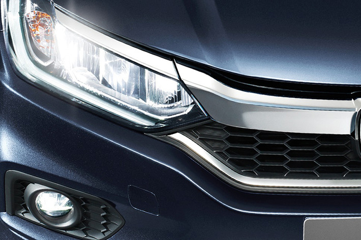 Tương tự ở các thị trường khác, Honda City 2017 tại Việt Nam cũng sở hữu thiết kế mới mẻ và trang thiết bị tiêu chuẩn cao cấp hơn. Phần đầu chiếc xe đã được thiết kế lại hoàn toàn và có nhiều nét giống đàn anh Accord, Civic nhờ phần lưới tản nhiệt được làm mới.