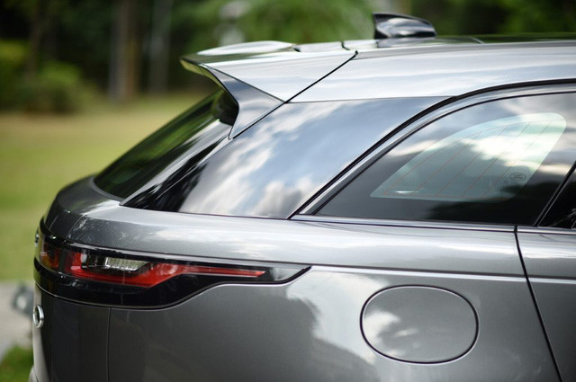 Ngoài ra, Range Rover Velar còn được trang bị nóc xe dốc về phía sau như dòng coupe và bộ vành 21 inch tiêu chuẩn. Riêng bản HSE của Range Rover Velar tại Thái Lan sẽ được trang bị bộ vành 22 inch.