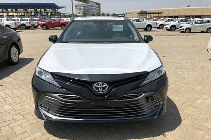 Nhiều khả năng, phiên bản phiên bản Toyota Camry 2.0G mới sẽ sử dụng động cơ cũ, là máy xăng 2.0 lít, cho công suất tối đa 165 mã lực. Còn bản 2.5Q có thể có động cơ 2.5 lít mạnh hơn, công suất 209 mã lực. Cả 2 phiên bản đều sử dụng hộp số tự động 8 cấp.