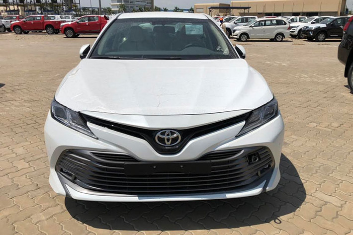 Theo quan sát, mẫu xe sedan Toyota Camry 2019 phiên bản 2.5Q khi về đến thị trường Việt Nam cũng sẽ được trang bị cửa sổ trời. Đây là điểm đặc biệt so với các phiên bản lắp ráp đang bán ra tại thị trường Việt Nam.