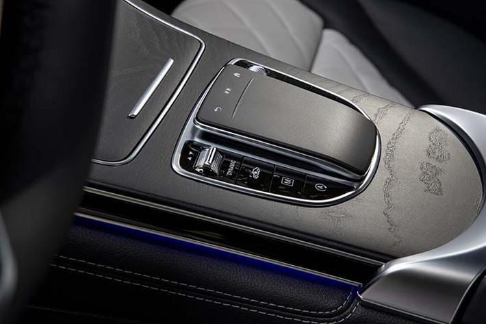 Xe vẫn được hỗ trợ sạc điện thoại không dây qua chuẩn Qi và kết nối Apple CarPlay/Android Auto. GLC nâng cấp nay đã có thiết kế chìa khóa và nút Khởi động sang trọng hơn. Khách hàng có thể lựa chọn 6 màu ngoại thất, bên cạnh 2 tùy chọn nội thất quen thuộc là Đen, Nâu Saddle, khách hàng nay có thể chọn thêm màu Đỏ Cranberry hoàn toàn mới.