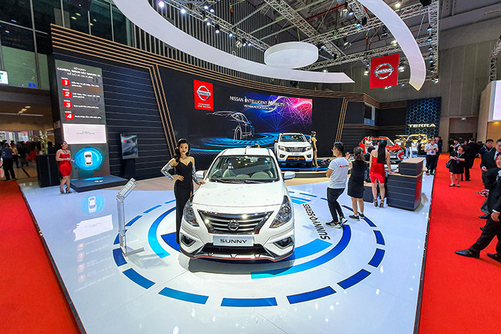 Nissan Sunny luôn được đánh giá cao bởi sự nhỏ gọn, bền bỉ đậm chất Nhật Bản, khả năng tiết kiệm nhiên liệu vượt trội cùng khoang nội thất rộng rãi nhất trong phân khúc. Sunny XV-Premium sở hữu một cái nhìn tổng thể gọn gàng hơn, tinh tế và thể thao hơn với các đèn pha đã được tinh chỉnh, đèn định vị ngày LED đặt ở hốc gió hai bên, cản sốc cứng cáp có thêm viền đỏ đem lại cảm giác khỏe khoắn, năng động, viền đỏ tiếp tục được Nissan sử dụng ở quanh xe.
