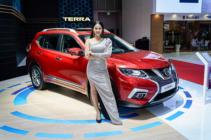 Tại thị trường ôtô Việt Nam, X-Trail V-series mới cũng có 2 tùy chọn động cơ 2.0L và 2.5L như phiên bản cũ, trong đó động cơ 2.0L cho ra công suất 142 mã lực và mô-men xoắn 200 Nm, còn động cơ 2.5L có công suất 169 mã lực và mô-men xoắn 233 Nm. Cả hai phiên bản động cơ đều kết hợp với hộp số vô cấp Xtronic-CVT.