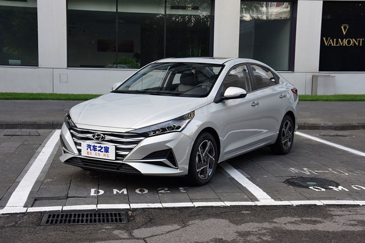 Các trang bị an toàn của xe khá hiện đại như hỗ trợ tránh va chạm phía trước, cảnh báo mất tập trung và hỗ trợ giữ làn đường. Giá xe Hyundai Accent 2020 tại thị trường Trung Quốc bao gồm 4 bản trang bị, dao động từ 72.800 - 96.800 Nhân dân tệ (khoảng 241 - 320 triệu đồng). Tại Việt Nam, Hyundai Accent bán ra chính hãng từ 430 - 545 triệu đồng.