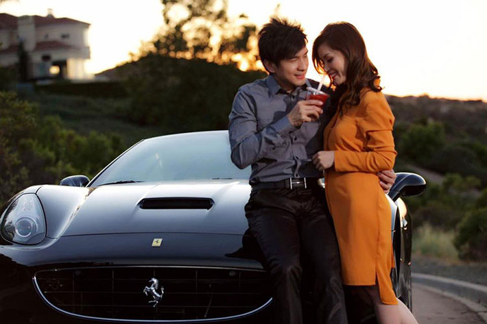 Ngoài chiếc Lamborghini Aventador LP700-4 Roadster màu trắng, nam ca sĩ Đan Trường và vợ còn sở hữu một siêu xe mui trần tuyệt đẹp khác là Ferrari California với bộ áo đen bóng thuộc dạng đắt tiền hiện nay.