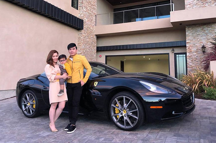 Nam ca sĩ Đan Trường và vợ còn sở hữu đến 2 chiếc siêu xe mui trần đình đám là Ferrari California cùng nhiều mẫu siêu xe "hàng khủng" khác, có giá trị lên đến cả chục tỷ đồng tại thị trường Việt Nam hiện nay.