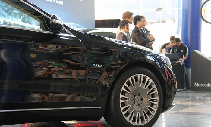 Được biết, mẫu siêu xe sang Maybach S600 nằm trong tầm ngắm của các đại gia Việt. Một quản lý sale của Haxaco cho biết hiện tại cũng như trước ngày 1/7 nhiều ngày, tại đây cũng không còn xe S600 giao cho khách hàng mặc dù rất nhiều người hỏi mua.