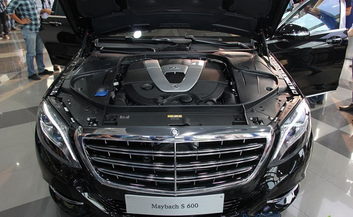 Mẫu siêu sang này sử dụng động cơ tăng áp kép V12 6.0L, với công suất tối đa 523 mã lực và mô-men xoắn cực đại 830Nm. Xe có thể tăng tốc 0-100km/h trong 5 giây và đạt tốc độ tối đa giới hạn tại 250km/h.