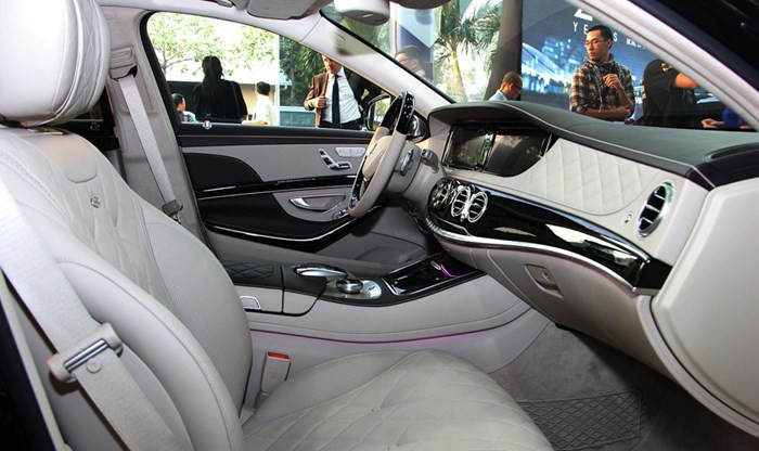 Mẫu xe sang Mercedes Maybach S600 phát triển dựa trên chiếc S600 nhưng dài hơn 200mm. Chiều dài tổng thể của Maybach S600 là 5.453mm, khoảng cách trục cơ sở cũng tăng đến cỡ 3.365mm.