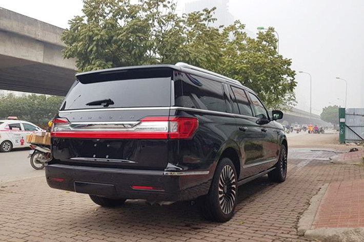 Mẫu xe này không được phân phối chính hàng từ công ty mẹ Ford, mà chỉ thông qua các nhà nhập khẩu tư nhân ở Việt Nam. Giá xe Lincoln Navigator Black Label 2019 trong bài viết được chào bán khoảng 8,7 tỷ đồng - nó được xem là đắt đỏ ngang với mẫu xe sang Lexus LX570.
