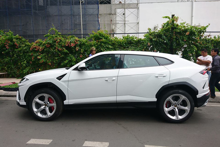 Cụm điều khiển của siêu SUV Lamborghini Urus bao gồm nút khởi động và chế độ lựa chọn lái Anima của xe với 6 tính năng lái như Strada (đường phố), Sport (thể thao) và Corsa (đường đua) khá quen thuộc trên các siêu xe của hãng. Ngoài ra, 3 chế độ mới tinh là Sabbia (đường cát), Terra (việt dã) và Neve (tuyết)...