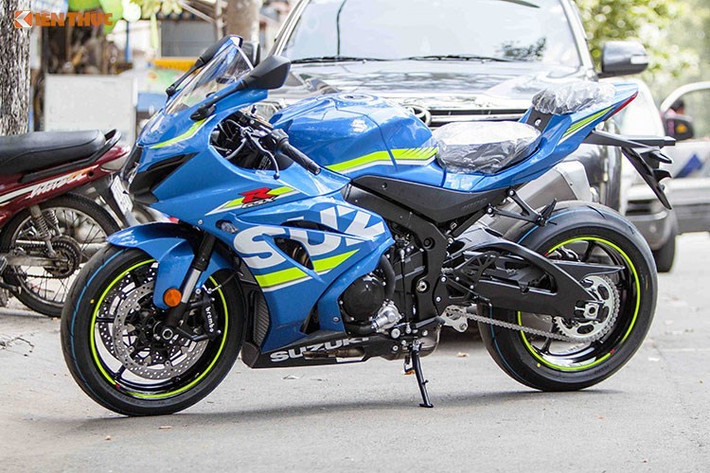 Thế hệ mới nhất của dòng siêu môtô Suzuki GSX-R1000 có những nâng cấp vượt trội so với thế hệ trước. Mẫu xe này được các nhà nhập khẩu tư nhân đưa về Việt Nam bào tháng 7/2017 và được chào bán với giá khoảng 26.200 USD (tương đương gần 600 triệu đồng). Tại Châu Âu, xe có gì từ 13.249 Bảng (tương đương 374 triệu đồng).