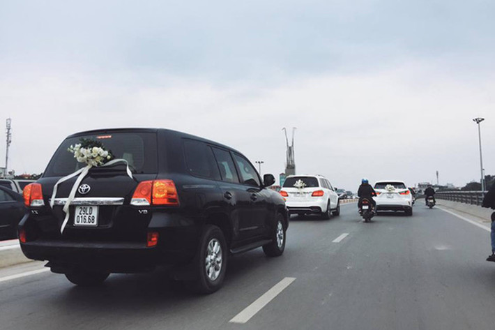 Các mẫu xe rước dâu tại đám cưới Hà Nội này đều thuộc loại đắt tiền trị giá cả tỷ đồng, đoàn xe nối đuôi nhau thành một hàng trên phố Hà Nội cuối tuần vừa qua đã thu hút sự chú ý của nhiều người yêu xe.