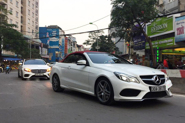 Ngoài ra, trong đoàn xe rước dâu còn có sự xuất hiện của nhiều mẫu xe sang như Mercedes-Benz E400 mui trần, E300 AMG 2017, Toyota Land Cruiser VX 2016 hay Lexus. Tất cả đều được trang trí đơn giản với hoa cưới phía đuôi xe.