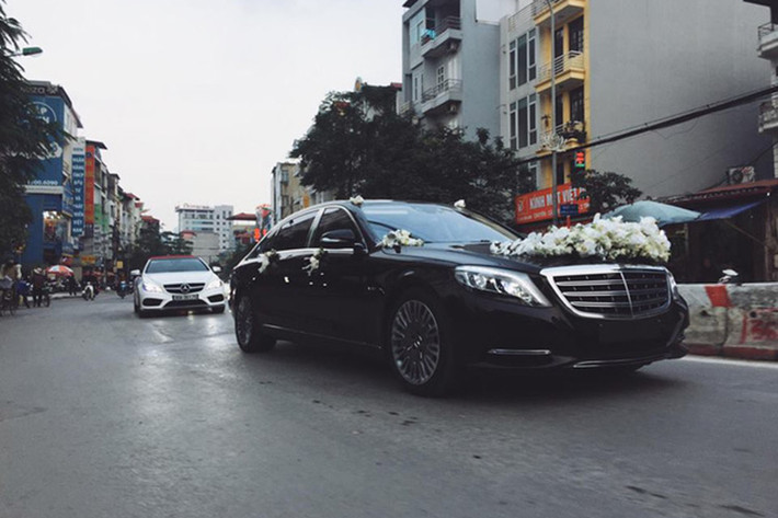Cuối tuần vừa qua, một lễ rước dâu tại Hà Nội thu hút sự chú ý của người đi đường khi có sự góp mặt của đoàn xe sang trọng nối đuôi nhau hàng dài trên phố. Trong đó, chiếc xe siêu sang Mercedes-Maybach S600 được chọn làm xe hoa dẫn đoàn.