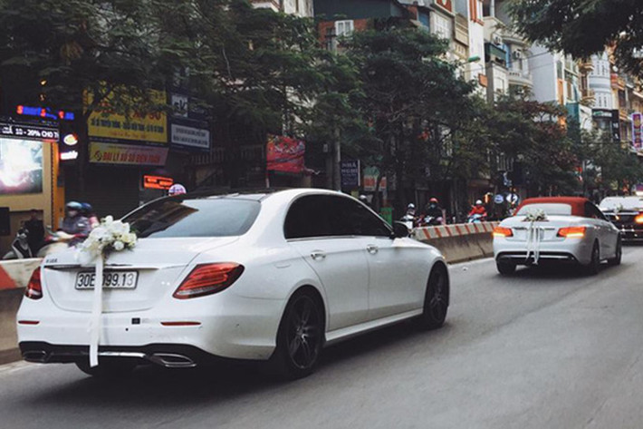 Siêu xe sang Mercedes-Maybach S600 được trang trí hoa cưới cỡ lớn trên nắp capô, hai bên hông trần xe còn được gắn thêm một hoa hồng trắng và ở các tay nắm cửa được tô điểm bằng nơ cưới màu trắng đẹp mắt.