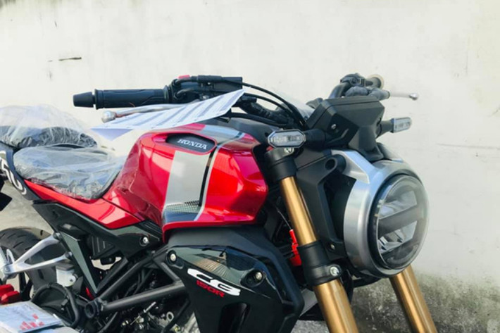 Bình xăng mẫu xe môtô naked-bike phân khối nhỏ này có kích thước lớn và khá cơ bắp, dung tích 8,5 lít. Logo Honda được bố trí chìm ở hai bên bình xăng. Kết hợp với vẻ ngoài cổ điển là hàng loạt các trang bị hiện đại như đèn pha và đèn định vị và xinhan LED, bảng đồng hồ LCD.