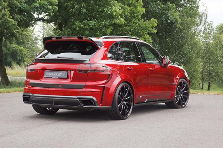 Về ngoại hình, bộ bodykit mới của Mansory khiến chiếc Cayenne thay đổi mạnh mẽ về kiểu cách, từ trước đến sau.