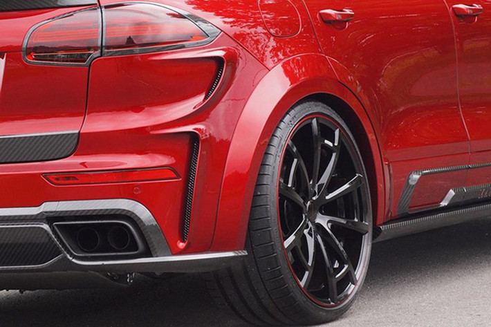 Kết hợp với bộ bodykit mới, xe được trang bị bộ mâm 23-inch Mansory thiết kế 5 chấu độc đáo, kết hợp với lốp Michelin 315/25R23 trên cả 4 bánh.