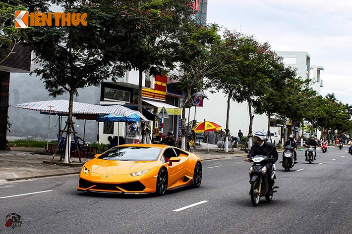 Chiếc siêu xe Lamborghini Huracan màu cam này thuộc sở hữu của một đại gia kinh doanh trong lĩnh vực đồ may mặc tại Đà Nẵng. Ngoài chiếc Huracan này, vị đại gia này còn sở hữu nhiều xe sang và siêu xe khác.