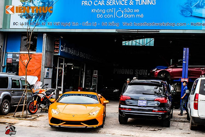 Được biết, siêu xe Lamborghini Huracan màu cam này được gắn bộ bodykit của hãng độ Vorsteiner tại một garage tại Thành phố Đà Nẵng. Mức giá cho Lamborghini Huracan chính hãng vào khoảng trên 13 tỷ đồng, bộ bodykit của hãng độ Vorsteiner có giá khoảng 350 triệu đồng.